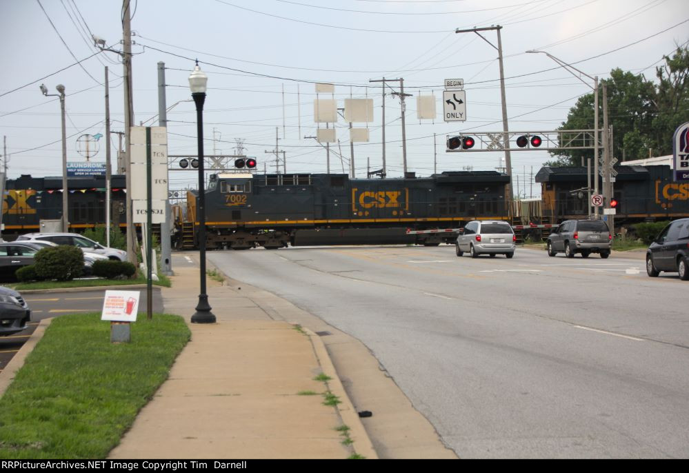 CSX 7002 on l136